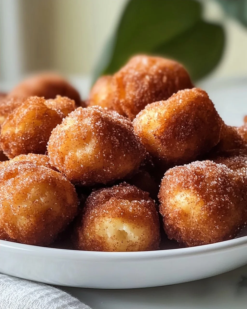 Knusprige Frühstücks-Fritter-Bites mit Zimtzucker