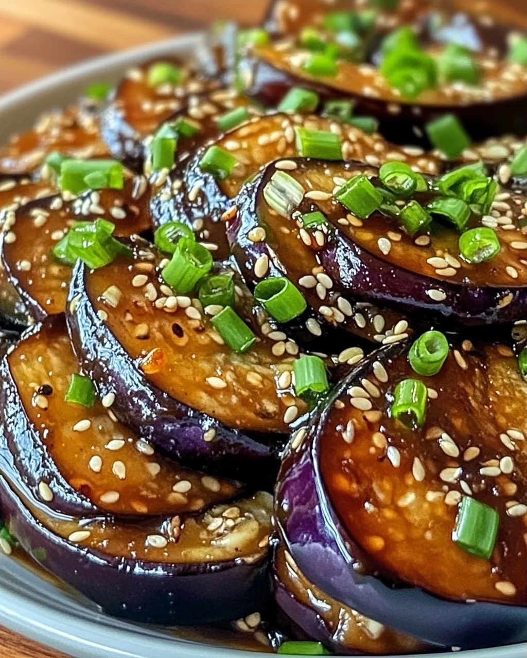 Unwiderstehlicher Klebriger Knoblauch-Aubergine Genuss