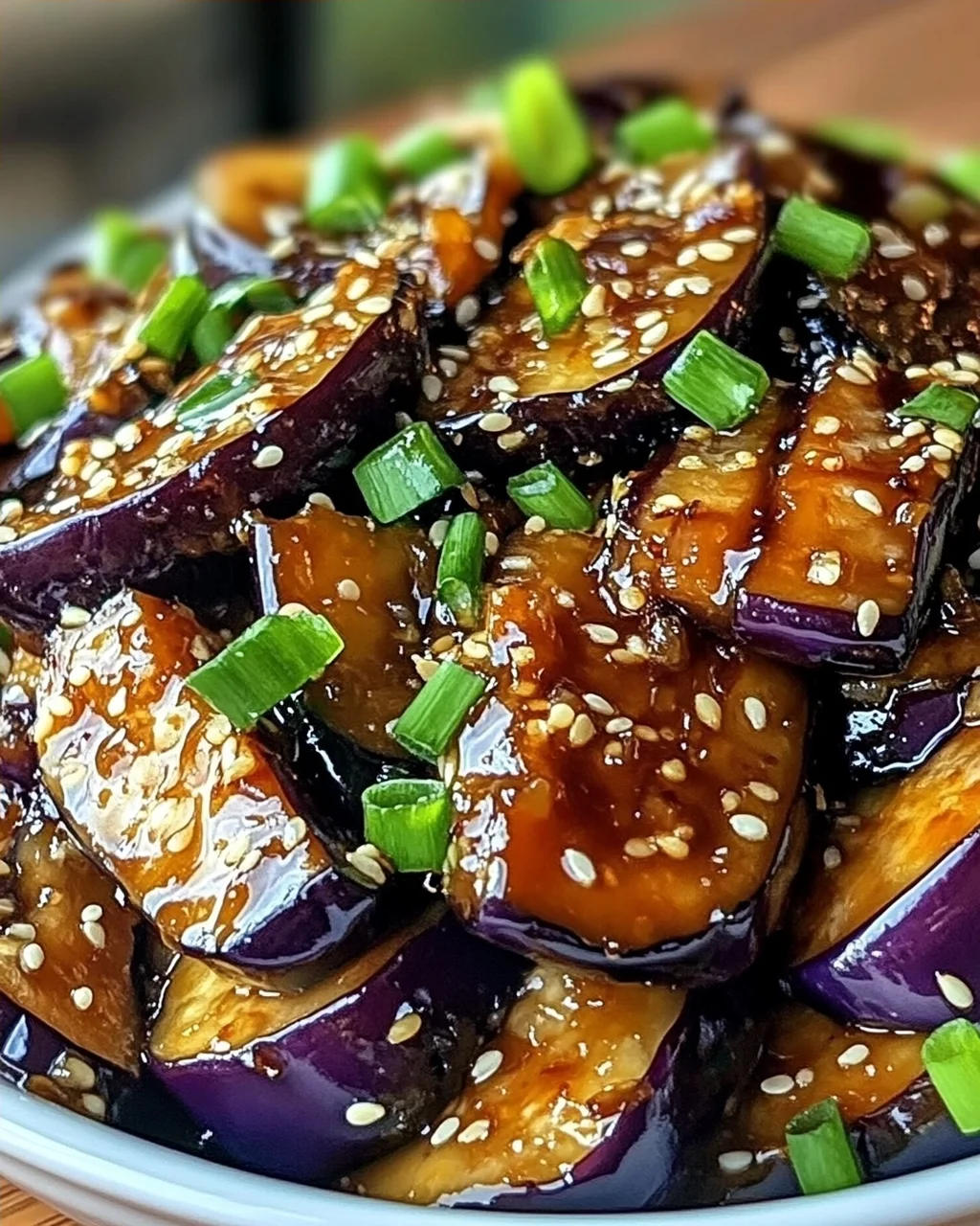Unwiderstehlicher Klebriger Knoblauch-Aubergine Genuss